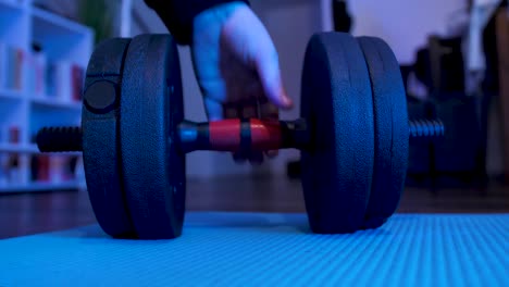 Recogiendo-Pesas-En-La-Sala-De-Estar-Del-Gimnasio-En-Casa