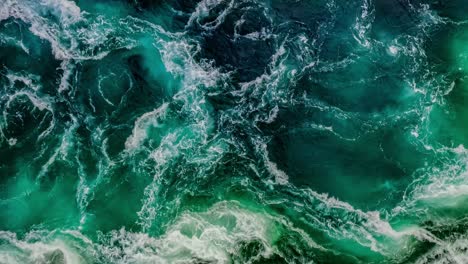 las olas de agua del río y el mar se encuentran durante la marea alta y la marea baja.