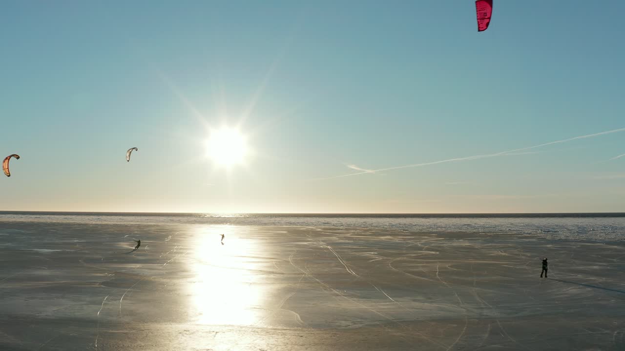 화창한 날 얼어붙은 바다 위로 카이트 보딩의 아름다운 드론 샷