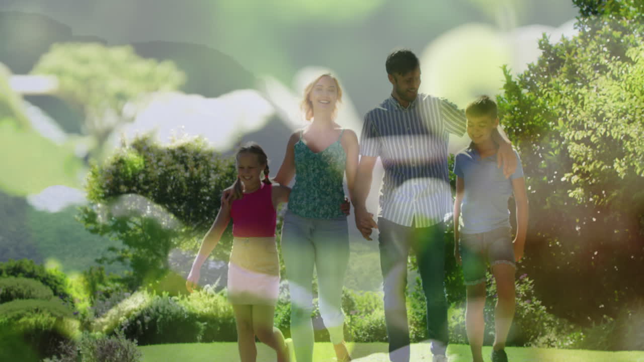 백인 부모와 아들과 딸이 자연에서 산책하는 빛의 비디오
