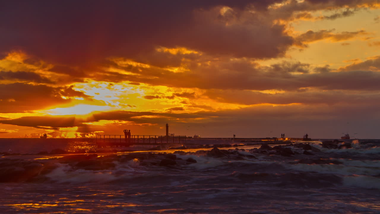 lapso de tiempo al atardecer en el muelle con gente caminando y barcos pasando