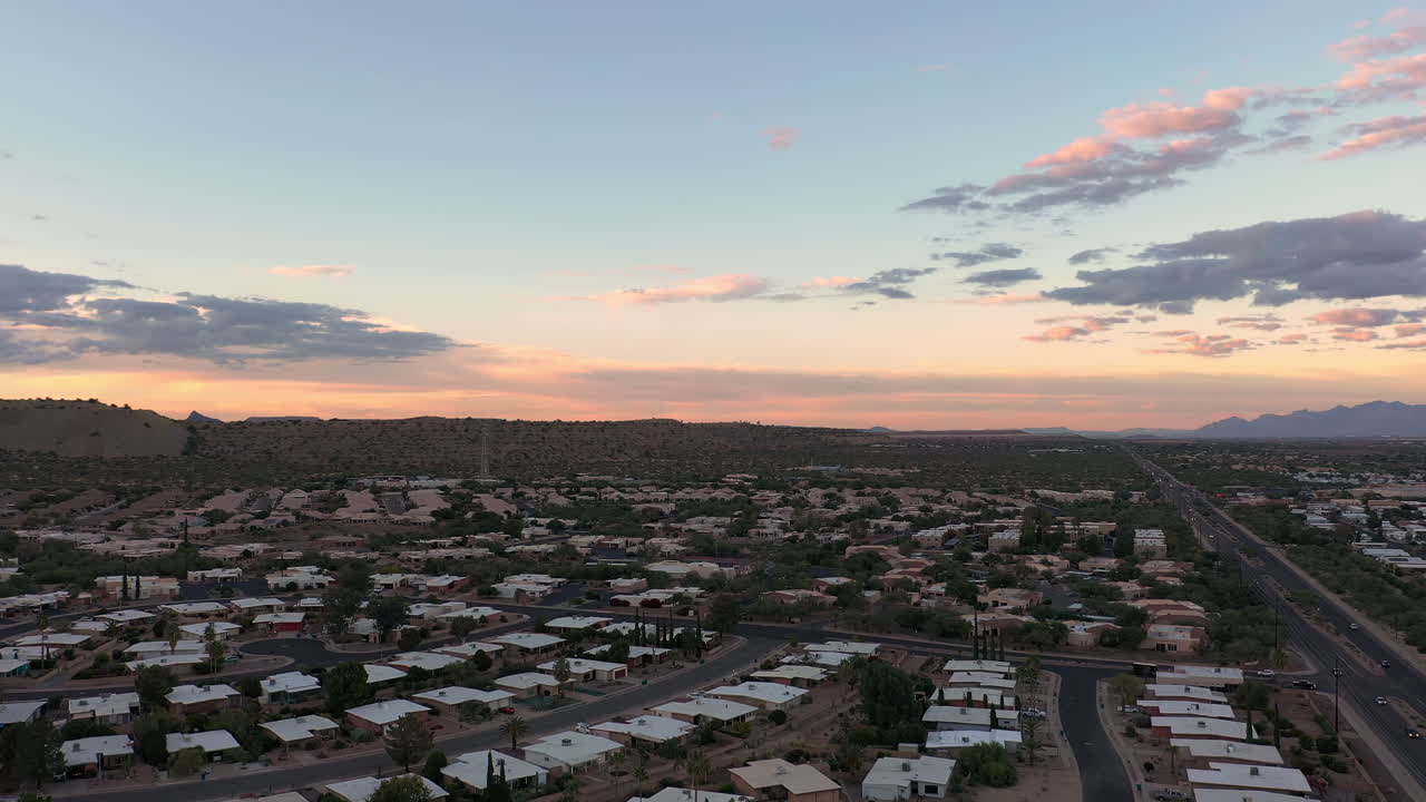 Green Valley Arizona, USA, ripresa statica di tetti e case all'alba.