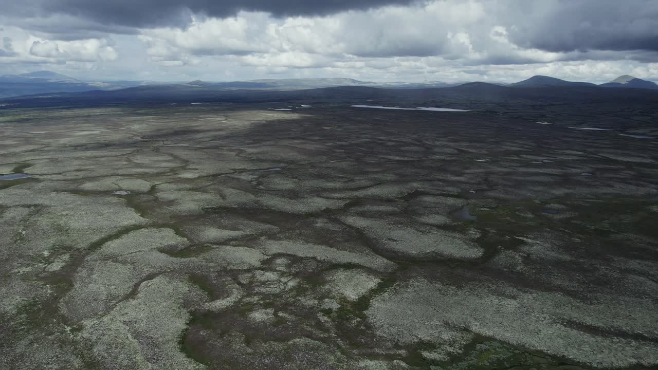 un lento vuelo cinematográfico sobre el paisaje noruego con montañas en el fondo