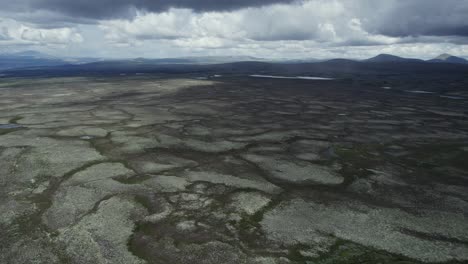 Ein-Langsamer-Filmischer-Flug-über-Die-Norwegische-Landschaft-Mit-Bergen-Im-Hintergrund