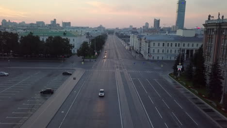 calle vacía de la ciudad al amanecer
