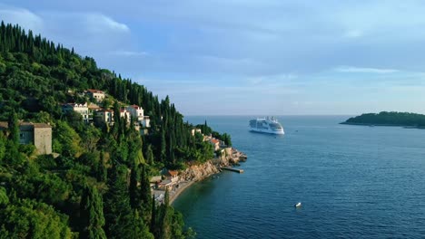 Toma-Aérea-De-Un-Crucero-Junto-A-Una-Playa-En-El-Mar-Adriático,-Croacia