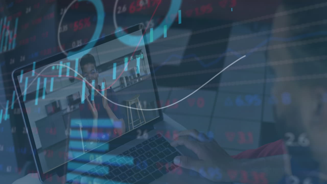 animazione dell'elaborazione dei dati finanziari su un uomo d'affari bi-razziale su laptop video call in ufficio