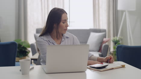 consultor financiero independiente escribiendo en una computadora portátil
