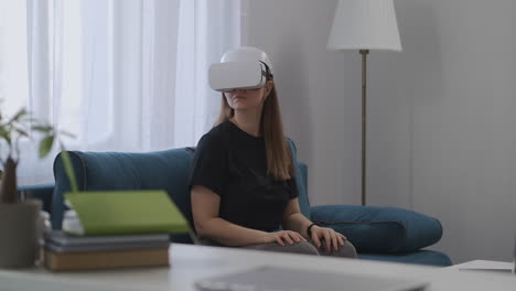 Tecnología-De-Realidad-Virtual-Hoy-Mujer-Con-Pantalla-Hmd-En-La-Cabeza-En-El-Apartamento-Mirando-Alrededor-Nuevos-Auriculares-Vr-Para-Usuarios