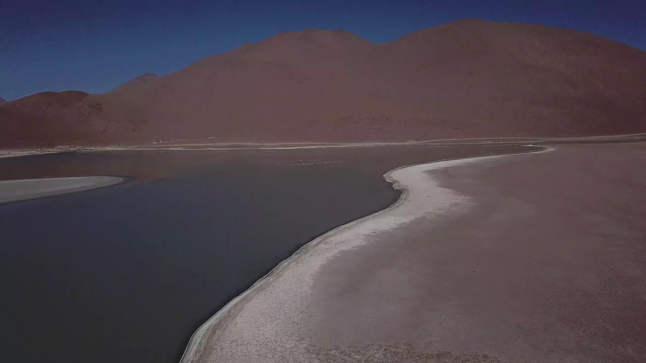 볼리비아의 매혹적인 풍경, 공중 풍경은 salar de chalvari의 광활한 넓이에 자리 잡은 laguna de canapa에서 매혹적인 장면을 펼니다.