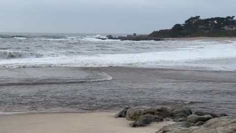 inundaciones costeras del río carmel después de que catastróficos sistemas de tormentas invernales azotaran el norte de california