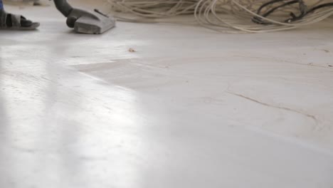 limpieza del suelo de un sitio de construcción con aspirador