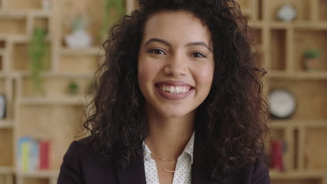 retrato de cerca de una hermosa y elegante mujer de negocios hispana sonriendo feliz sintiéndose segura exitosa motivada ejecutiva corporativa