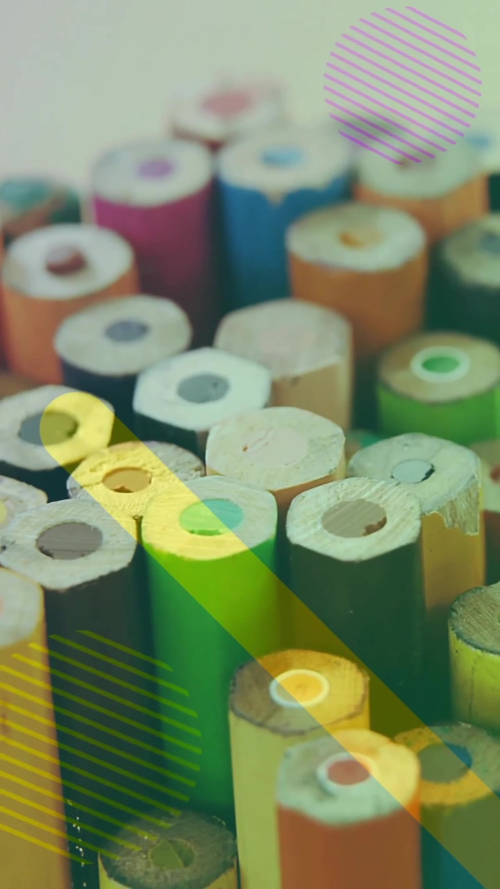 Matite colorate in un contenitore con animazione di forme geometriche sovrapposte.