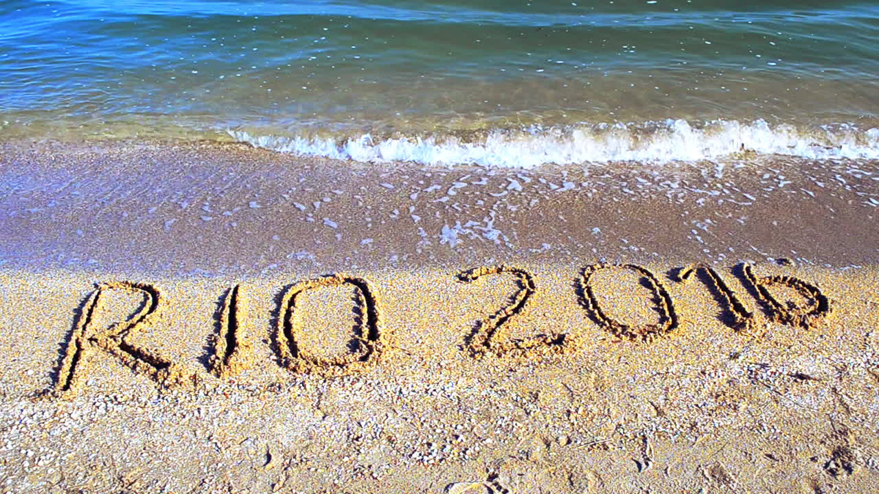 Rio 2016, en inskription i sanden på stranden, som symboliserar de olympiska spelen.