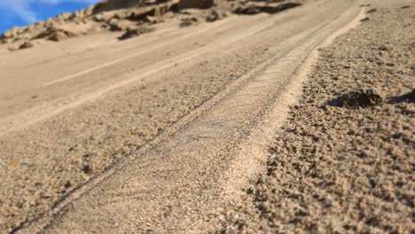 las dunas de arena, la arena fina suelta que desciende por la pendiente, los deslizamientos de tierra, las arenas movedizas, las tormentas de arena
