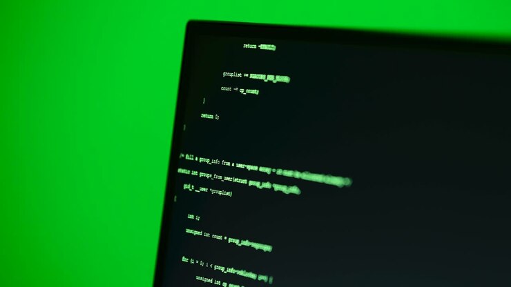 Programkode kørende på computerskærm i en