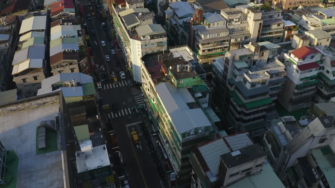 일몰 동안 타이페이 거리를 드론으로 촬영해 자동차와 택시가 운전하는 모습을 볼 수 있습니다.