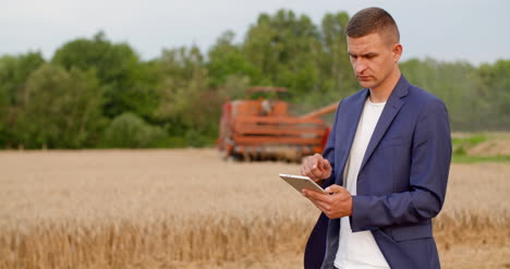 landwirtschaftsbauer, der während der ernte ein digitales tablet verwendet 6