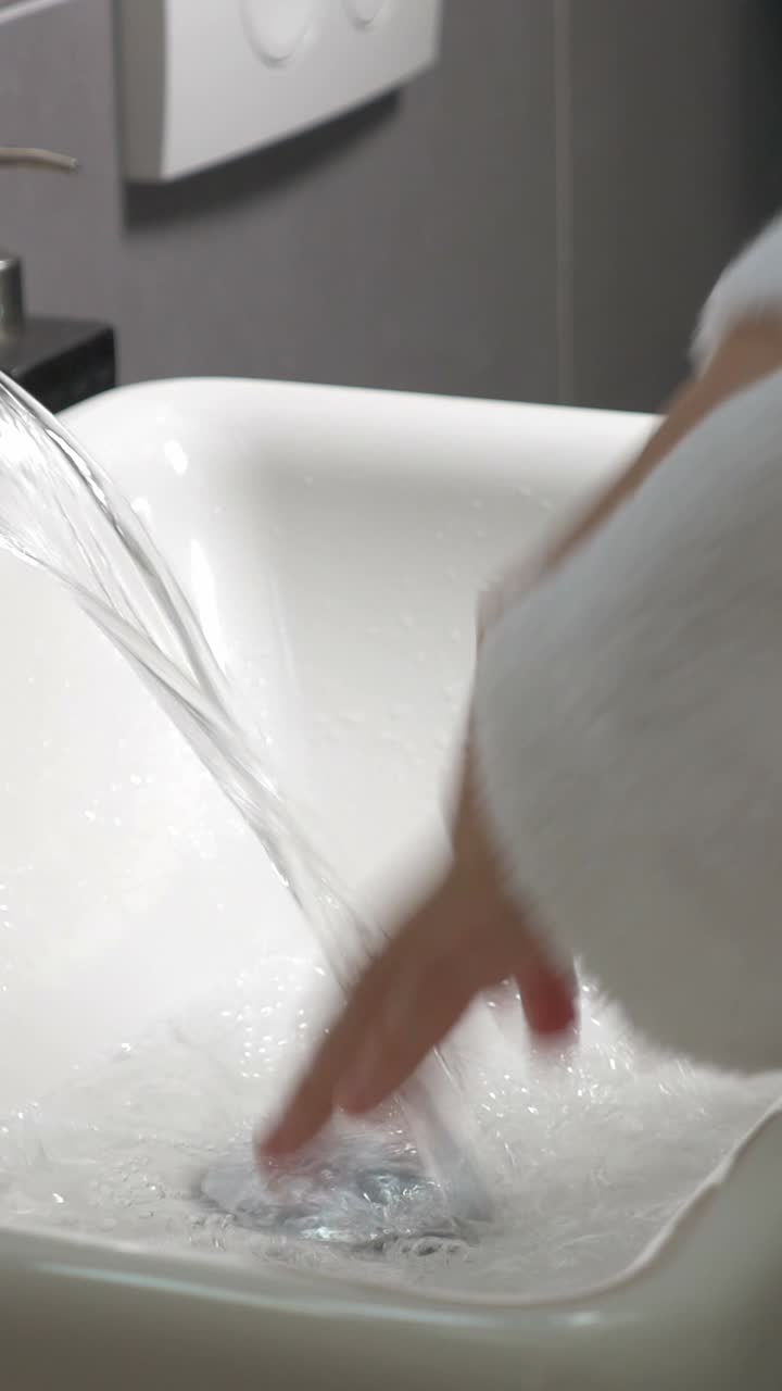 мытье рук в раковине