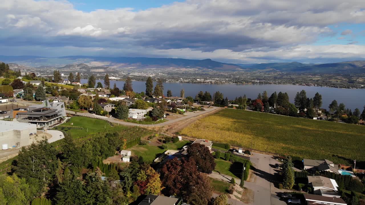 서쪽 킬로나 와이너리 상공에서 왼쪽 드론 공중 청소