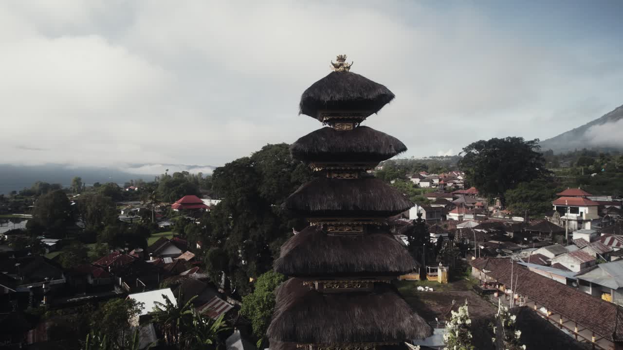 drone gira alrededor del templo hindú de kintamani en indonesia isla de bali con paisaje panorámico de niebla monte batur