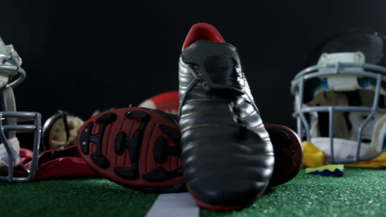 vários equipamentos desportivos em relva artificial 4k