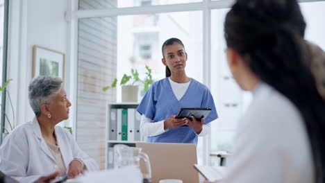 Mujer,-Médico-Y-Tableta-Con-Formación-En-Reunión.