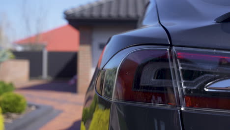 Woman-charging-an-electric-car