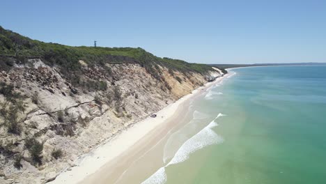 océano turquesa y costa de arena blanca en rainbow beach, queensland, australia - toma aérea de drones