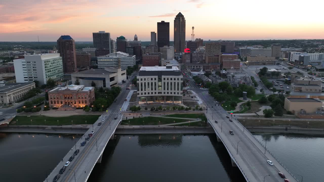 Des Moines, Iowa durante un tramonto dorato.