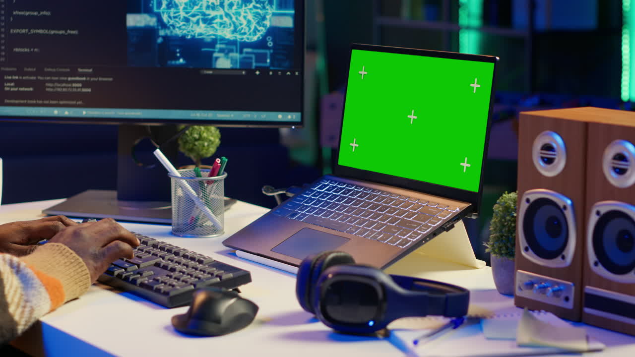 책상 위에 초록색 화면이 있는 노트북