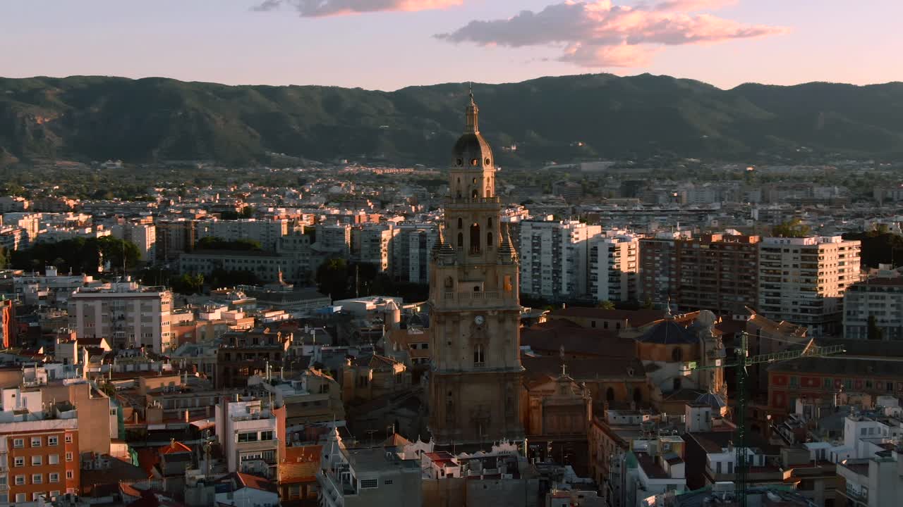 Toma aérea de la Catedral de Santa María en Murcia, España