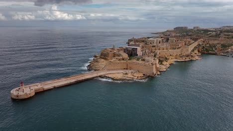 Vista-Aérea-Del-Rompeolas-Este-De-Ricasoli-En-Un-Día-Nublado