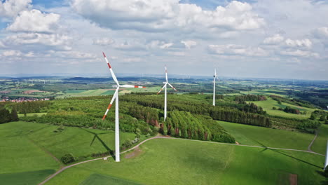 Vuelo-De-Drones-Sobre-Una-Planta-De-Energía-Eólica-En-Alemania