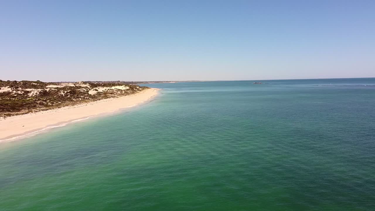 Luftaufnahme über ruhigem türkisfarbenem Wasser am Mindarie Beach, Perth, Australien