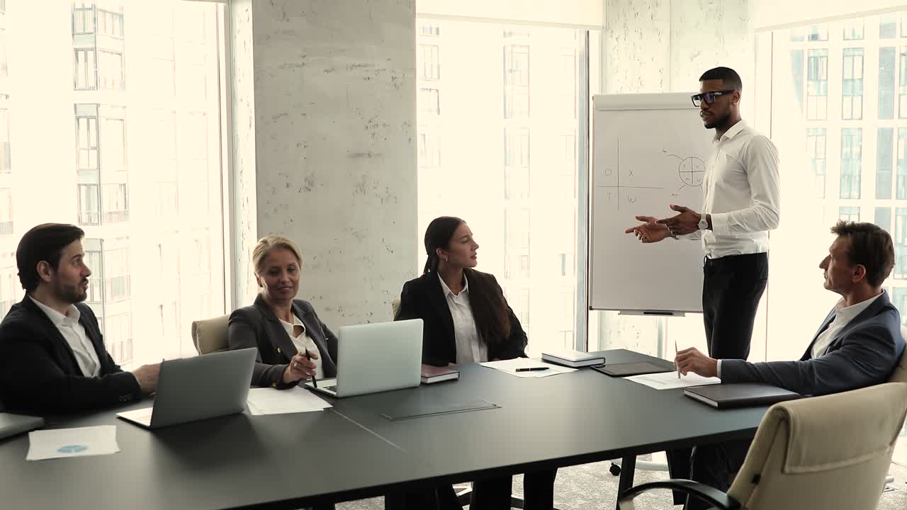 presentador africano habla en una reunión da una presentación de negocios en flipchart