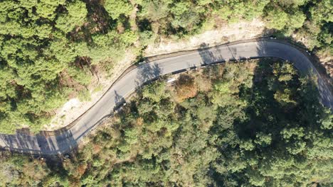 Vista-Aérea-De-Drones-De-Una-Carretera-Y-Vehículos-Desde-Arriba