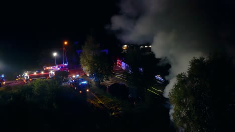 escena nocturna de la batalla de los bomberos con el elemento peligroso