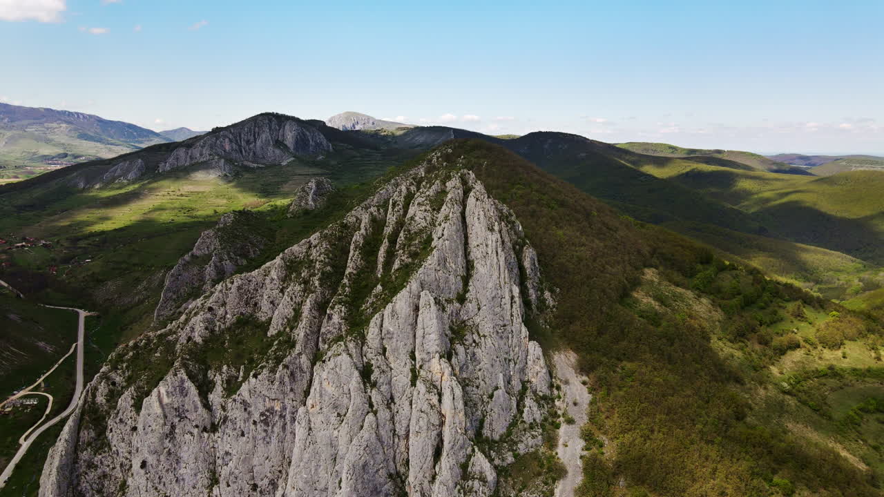 montaña en el cielo colorido 2