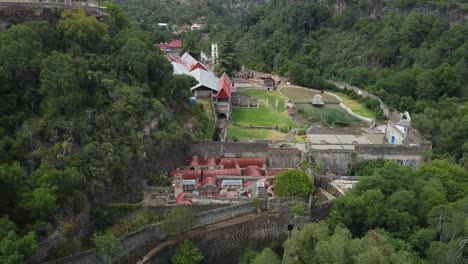 Drone-view-of-the-basaltic-prisms,-where-the-prismas-of-Hidalgo-and-the-ranch-of-Santa-Maria-Regla