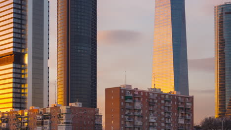 Zeitraffer-Des-Geschäftsviertels-Cuatro-Torres-Bei-Sonnenuntergang