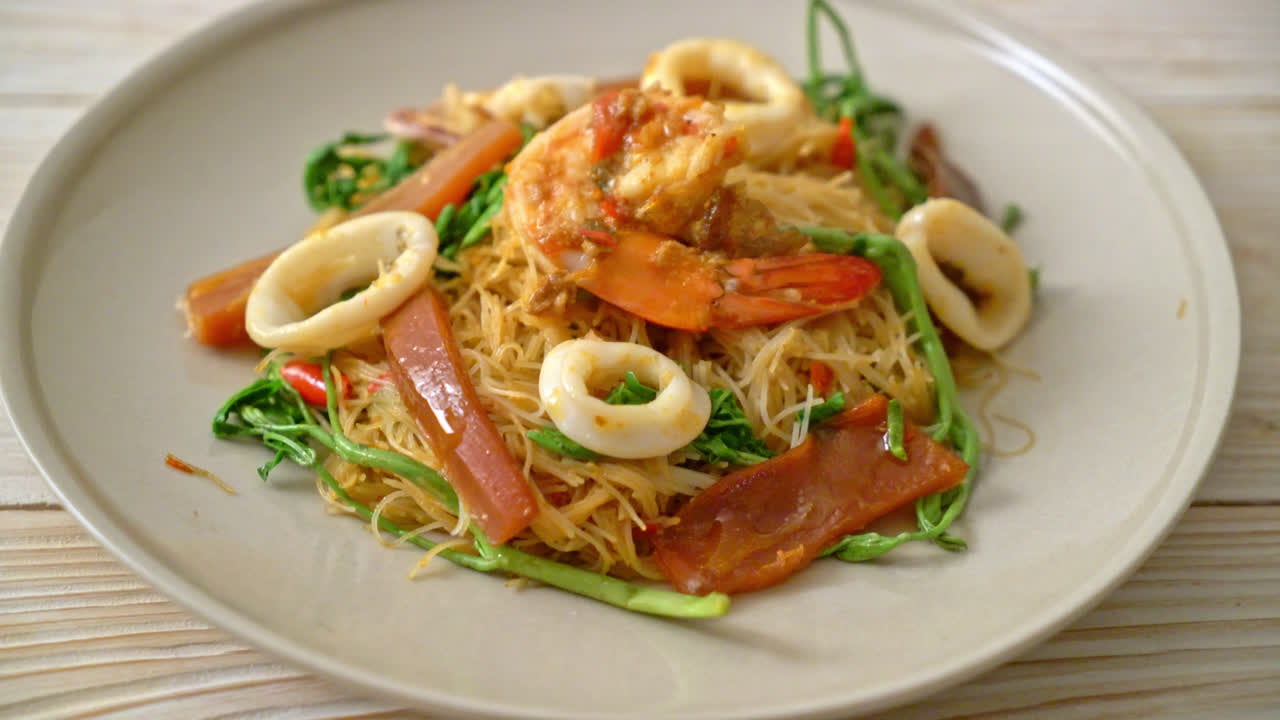 혼합 해산물을 곁들인 볶음밥 베르 미첼 리와 물 미모사