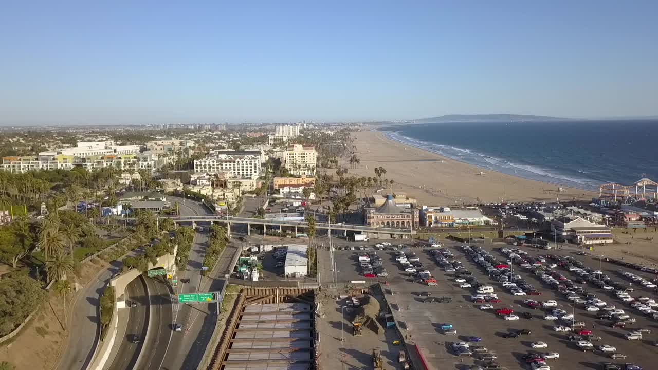 100만 달러짜리 산타 모니카 부두의 공중 뷰 비행 드론 영상, 낮에는 구름 없음