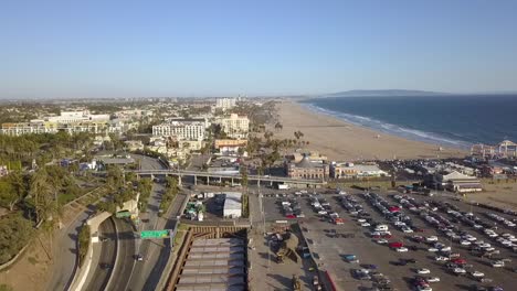 1 millón de dólares vista aérea vuelo drone imágenes del muelle de santa mónica, durante el día sin nubes
