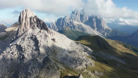 pico de la montaña monte pelmo cubierto de nubes, paisaje montañoso en la vista aérea de los dolomitas italianos