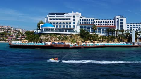 Ein-Pärchen-überquert-Mit-Dem-Jetski-Das-Meer-Vor-Dem-Hotel