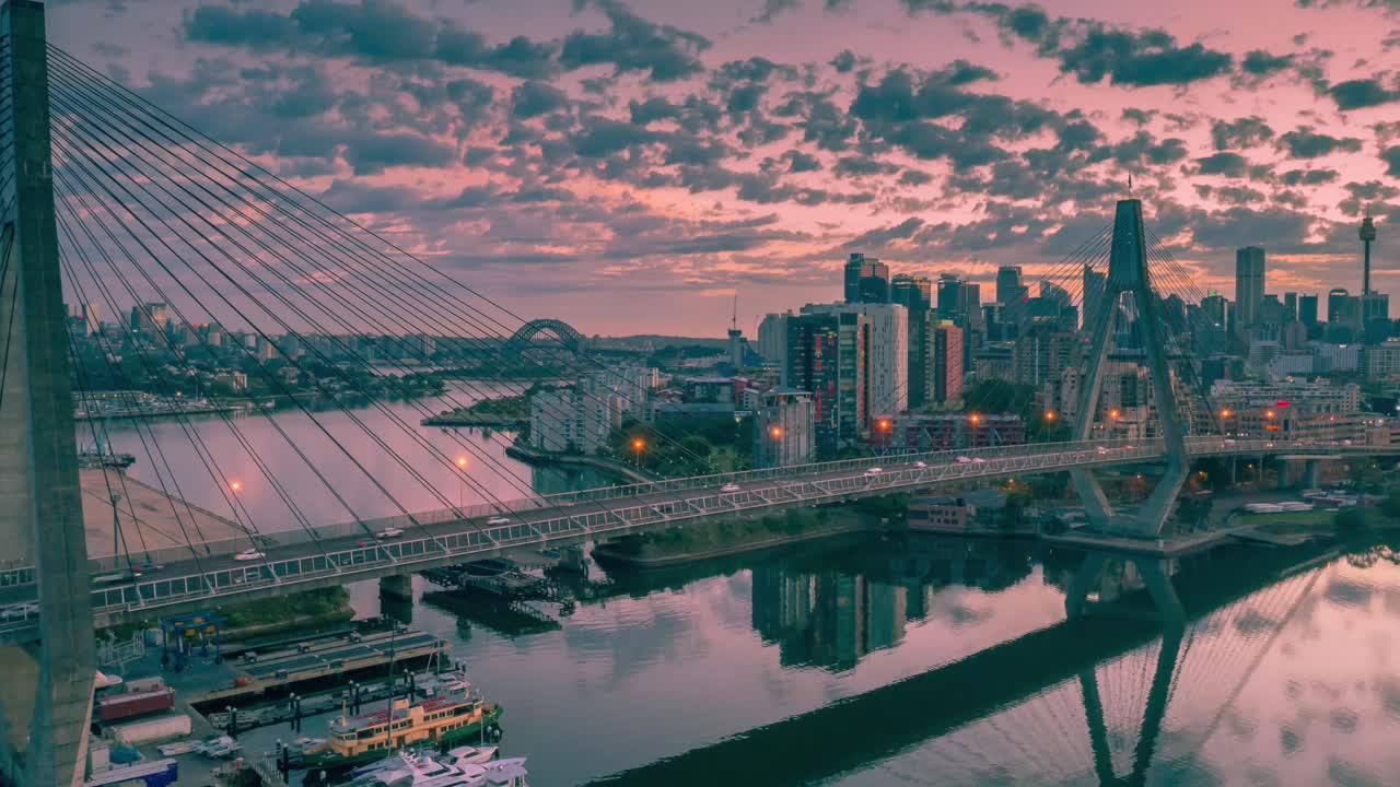 드론 하이퍼 트래픽이 강을 가로질러 서스펜션 브리지로 흐르고 있습니다.