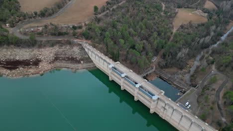 San-ponce-reservoir-with-dam-and-surrounding-forest-in-barcelona,-aerial-view