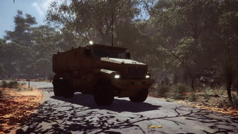 vehículo blindado de convoy en la carretera